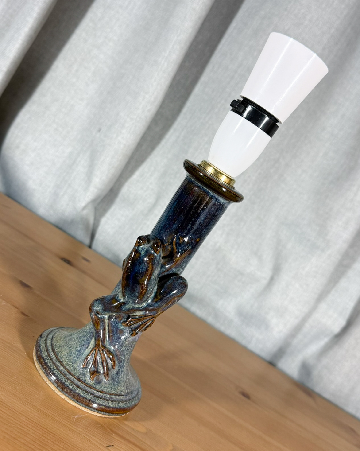 'Life on a Lily Pad' vintage lamp - Image 3